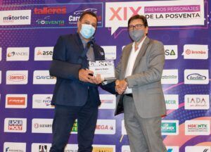 ALBERTO RUBIO, de RECAMBIOS DEL AUTOMÓVIL AREA 8, SOCIO DE DIPART, RECIBIÓ EL PREMIO A SU TRAYECTORIA
